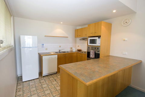 Lorne Ocean Sun Apartments - QLD Tourism 3
