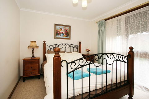 40 Thames Holiday Unit - Queensland Tourism 1