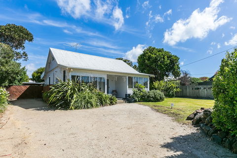 Beachfront Cottages Torquay - QLD Tourism 0
