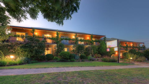The Vines Motel And Cottages - QLD Tourism 1