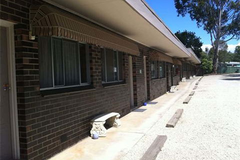 Tartan Motel - QLD Tourism 1