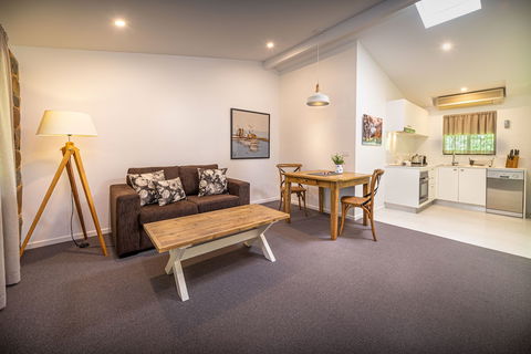 Bright Mystic Valley - QLD Tourism 4