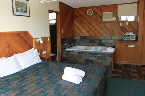 Pelicans Motel San Remo - Queensland Tourism 5