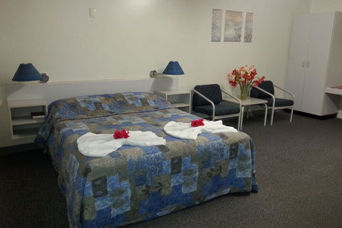 Golden Fountain Motel - Queensland Tourism 6