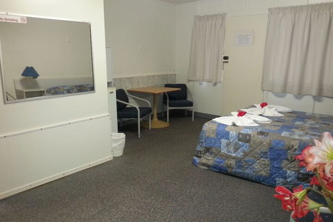 Golden Fountain Motel - Queensland Tourism 7