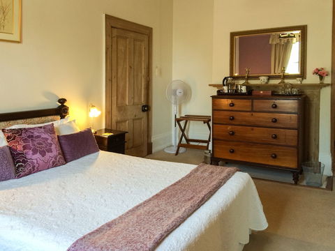 The Racecourse Inn - QLD Tourism 6