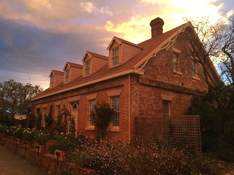The Racecourse Inn - QLD Tourism 1
