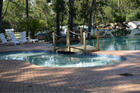 Island View Beach Resort - QLD Tourism 0