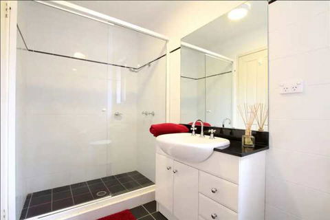 Bondi Beach Garden Apartment - QLD Tourism 3