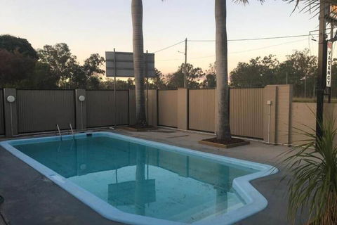 Bororen Motel - Queensland Tourism 3
