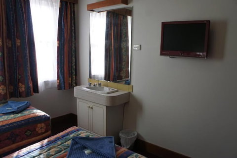 Monarch Motel Hotel - QLD Tourism 4