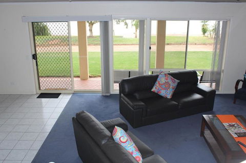 Lake Boga Waterfront Holiday House - QLD Tourism 5
