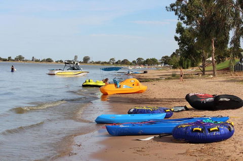 Lake Boga Waterfront Holiday House - QLD Tourism 3