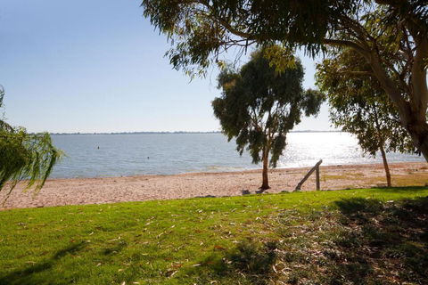 Lake Boga Waterfront Holiday House - QLD Tourism 6