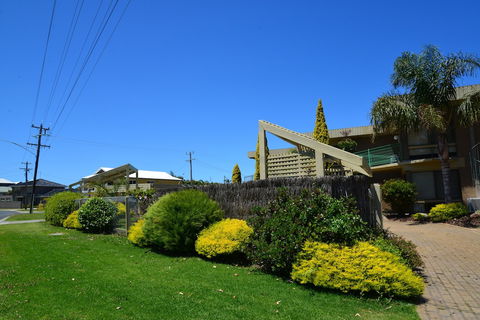 Emmanuel Holiday Apartments - QLD Tourism 0