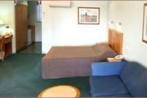 Young Federation Motor Inn - Queensland Tourism 4
