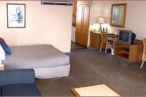 Young Federation Motor Inn - Queensland Tourism 1