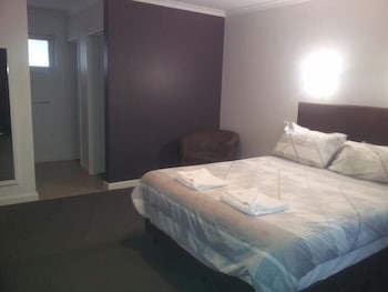 Christies Beach Hotel - Queensland Tourism 0