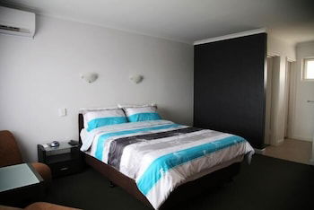 Christies Beach Hotel - Queensland Tourism 1