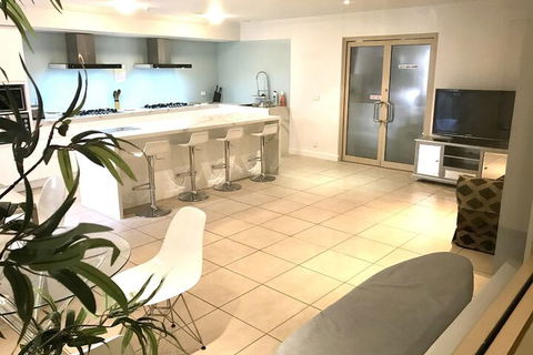 Cityview Studio Accommodation - QLD Tourism 3