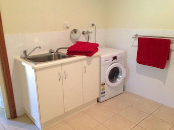 Clarevale Cottage B&B - QLD Tourism 0