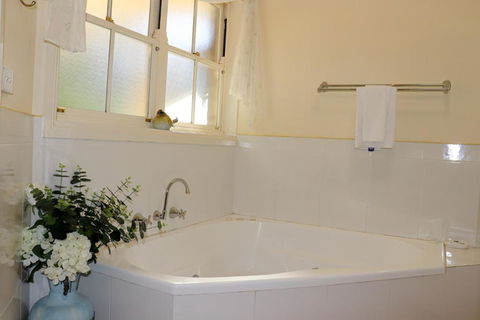 Plumes On The Green Boutique Bed & Breakfast - QLD Tourism 5