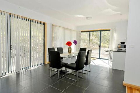 Hill Top Retreat - Queensland Tourism 3