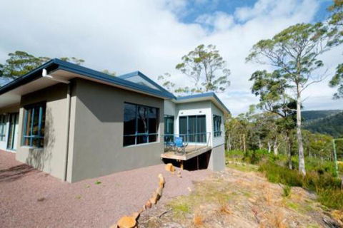 Hill Top Retreat - Queensland Tourism 6