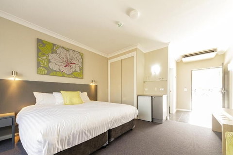 Cowra Services Club Motel - QLD Tourism 3
