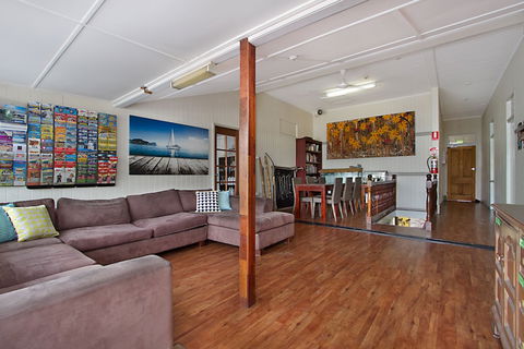 Gladstone Backpackers - Queensland Tourism 2
