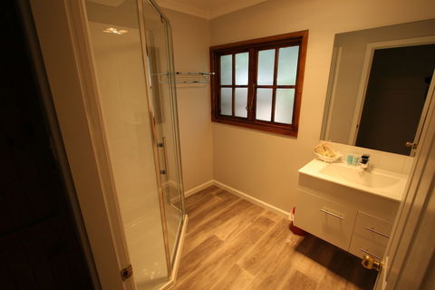 Cedar Cottages Blackmans Bay - Queensland Tourism 4