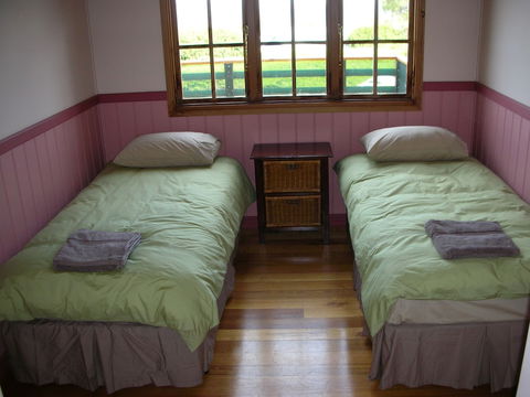 Cedar Cottages Blackmans Bay - Queensland Tourism 3