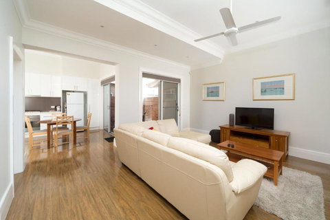 Waterstreet Apartment - QLD Tourism 3