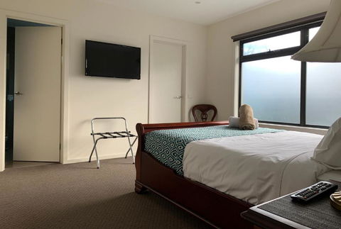 Champagne Stays Apartment - Queensland Tourism 4