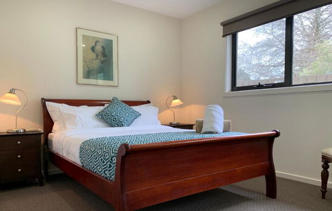 Champagne Stays Apartment - Queensland Tourism 3