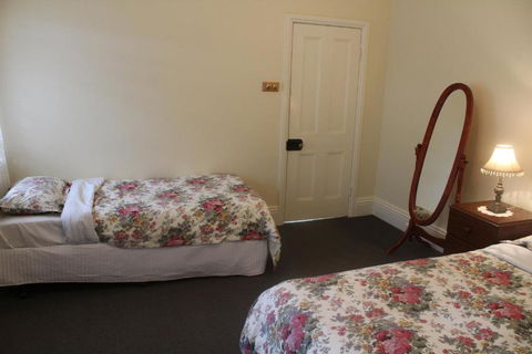 Benambra Bed & Breakfast - Queensland Tourism 6