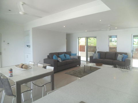 Island Villas & Apartments - QLD Tourism 6