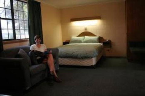 Bridport Bay Inn - QLD Tourism 4
