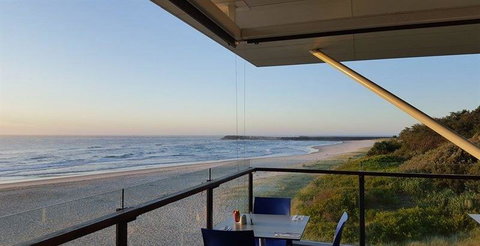 Lighthouse Beach Cafe - Queensland Tourism 23