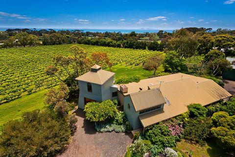Curlewis Winery - QLD Tourism 1