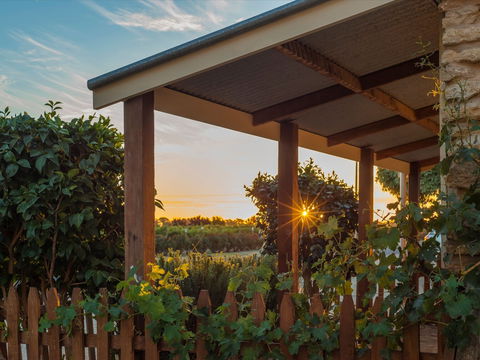 Café In The Vines - QLD Tourism 0