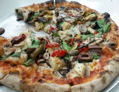 Louie's Pizza And Grill - Queensland Tourism 0