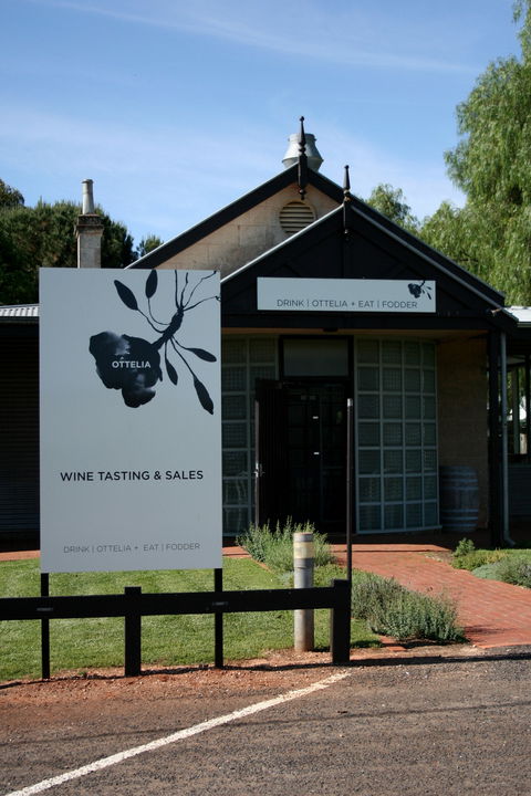Drink Ottelia + Eat Fodder - Queensland Tourism 0
