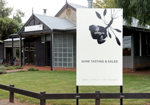 Drink Ottelia + Eat Fodder - Queensland Tourism 2