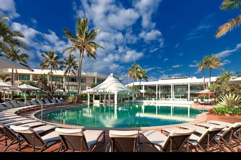 Oasis Pool Bar - Queensland Tourism 0