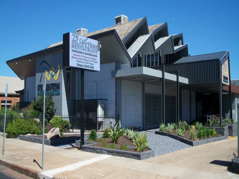 75 On Arthur At The Wellington Soldiers Memorial Club - QLD Tourism 0