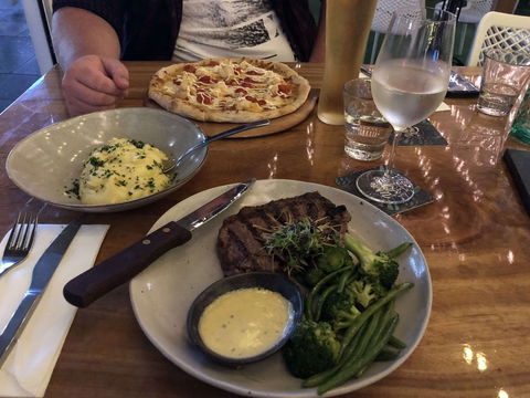 White Rhino Bar & Eats - Queensland Tourism 0