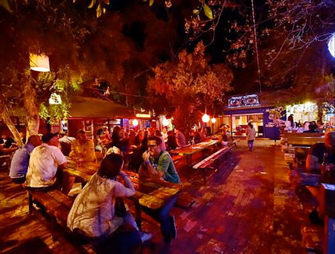 Montes Lounge - QLD Tourism 0