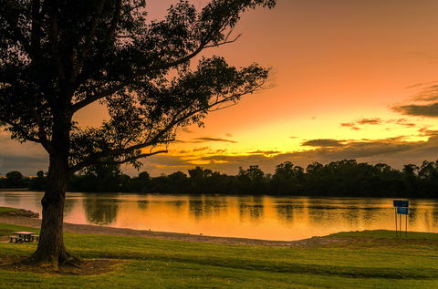 Three Birds Riverfront Restaurant - Queensland Tourism 0