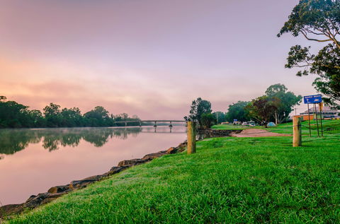 Three Birds Riverfront Restaurant - Queensland Tourism 1